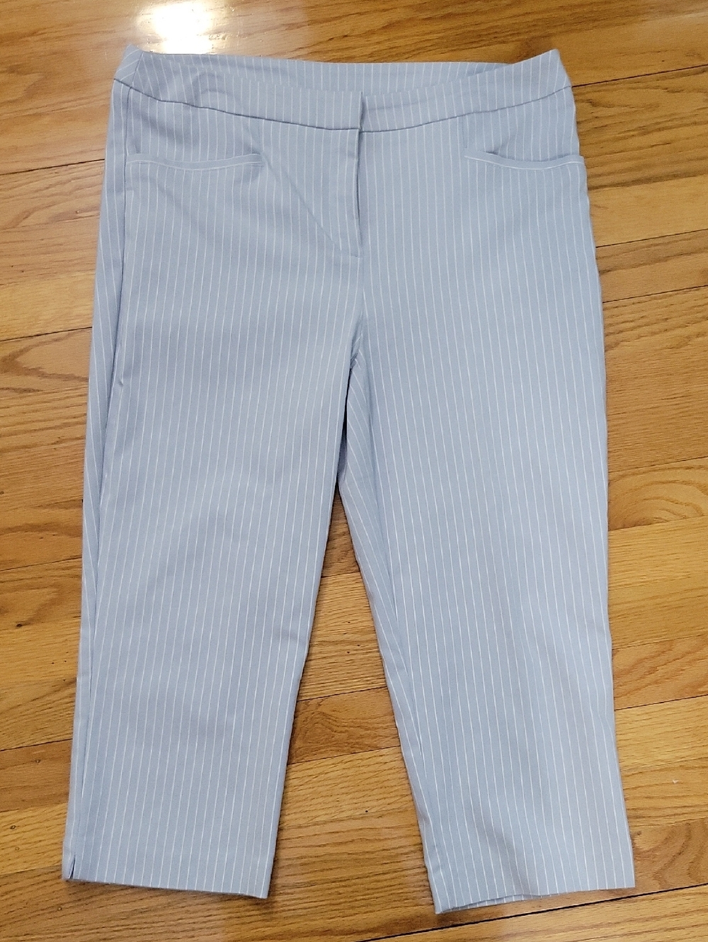 Chico's Size 2 Fabulously Sleeming Light Blue Pinstripe Crop Pants